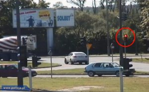 zdjęcie na którym auto wjeżdża na skrzyżowanie na czerwonym świetle