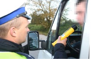 Policjant przeprowadza kontrolę trzeźwości kierowcy