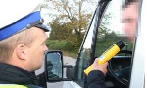 Policjant przeprowadza kontrolę trzeźwości kierowcy