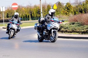 policjanci pełnią służbę na motocyklach