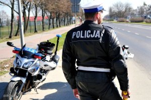 policjanci pełnia służbę na motocyklach