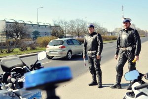 policjanci pełnia służbę na motocyklach