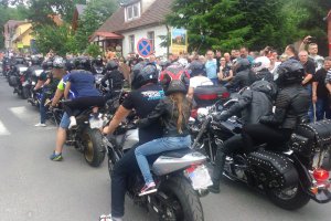 motocykliści w dużej grupie