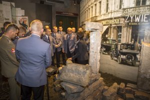 policjanci zwiedzają  Muzeum Powstania Warszawskiego