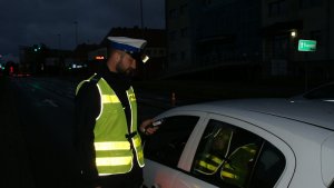 policjant zatrzymuje samochód do kontroli