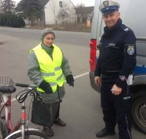 rowerzyści otrzymują kamizelki od patrolu Policji