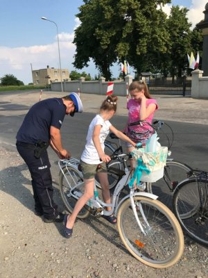 policjanci przekazują lampki do rowerów