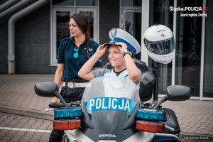 dziecko na policyjnym motocyklu