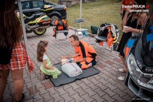 ratownik uczy udzielania pierwszej pomocy