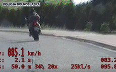 Kierowca motocykla przekraczający dopuszczalną prędkość na ekranie wideorejestratora