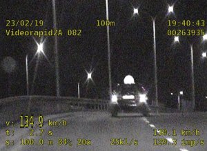 zdjęcie z policyjnego wideorejestratora, na którym widać przekroczenie prędkości.