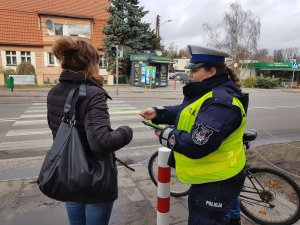 policjantka przekazuje kobiecie element odblaskowy