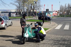 policjant kontroluje motorower o napędzie elektrycznym