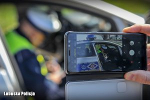 Policjanci ruchu drogowego kontrolują prędkość pojazdów na drodze, sprawdzają stan techniczny pojazdów, dokumenty, wystawiają mandaty karne