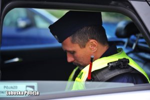 Policjanci ruchu drogowego kontrolują prędkość pojazdów na drodze, sprawdzają stan techniczny pojazdów, dokumenty, wystawiają mandaty karne