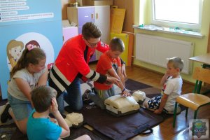 dzieci uczą się udzielania pierwszej pomocy przedlekarskiej