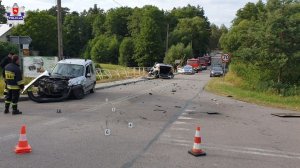 zdjęcie przedstawia dwa rozbite samochody