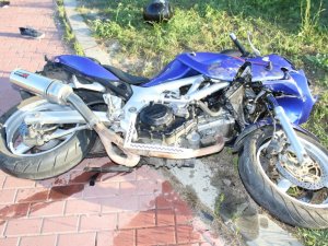 rozbity motocykl, który uległ wypadkowi