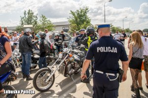 policjanci ruchu drogowego wśród uczestników zlotu motocyklowego