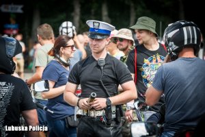 policjant ruchu drogowego wśród uczestników zlotu motocyklowego