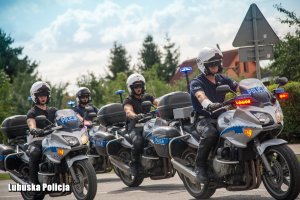 policjanci ruchu drogowego jadą na motocyklach z zorganizowanej kolumnie