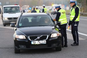 Policjanci ruchu drogowego podczas badania trzeźwości kierujących pojazdami.