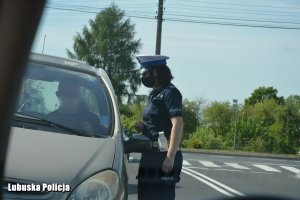 Policjanci ruchu drogowego podczas kontroli drogowej