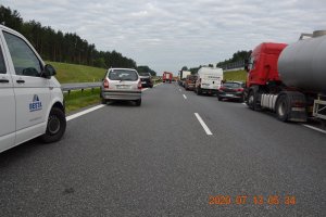 korek samochodów na autostradzie z powodu wypadku drogowego