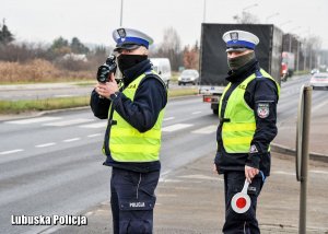 zdjęcie KWP w Gorzowie Wlkp.  policjanci ruchu drogowego kontrolują prędkość pojazdów
