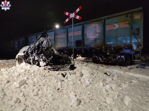 stojący pociąg, obok rozbity samochód