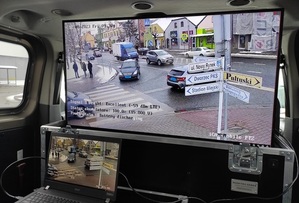ekran wyświetlacza, na którym widać przejście dla pieszych