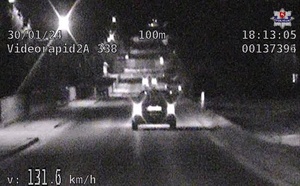 czarno-białe zdjęcie z policyjnego wideorejestratora wskazującego na prędkość jazdy samochodu