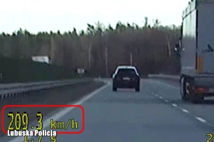 zdjęcie z policyjnego wideorejestratora pokazujące samochód z tylu i prędkość jazdy 203 km/h