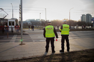 dwóch policjantów stoi w pobliżu przejścia dla pieszych