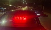 nieoznakowany radiowóz policyjny, na tylnej szybie wyświetlony napis w kolorze czerwonym POLICJA
