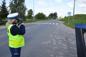 policjantka w umundurowaniu z radarowym miernikiem prędkości