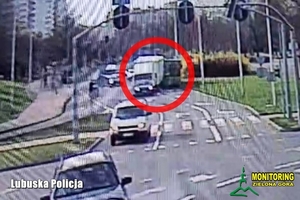 niewyraźne zdjęcie skrzyżowania, na którym znajdują się  samochody pochodzące z kamery miejskiej