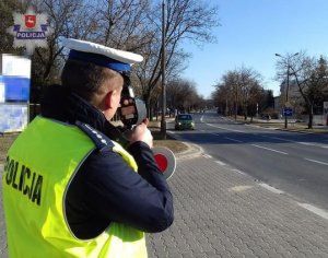 policjant kontrolujący prędkość