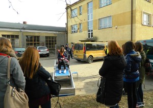 młodzież testuje symulator zderzeń