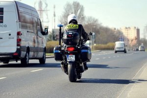 policjanci pełnią służbę na motocyklach