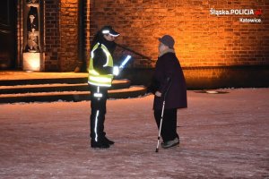 policjanci przekazują seniorom elementy odblaskowe