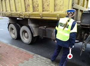 policjanci badają stan techniczny pojazdu