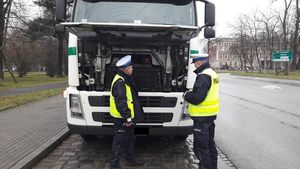 policjanci badają stan techniczny pojazdu