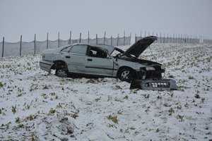 rozbity samochód na polu