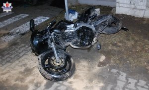 rozbity motocykl na poboczu