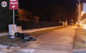 rozbity motocykl na poboczu