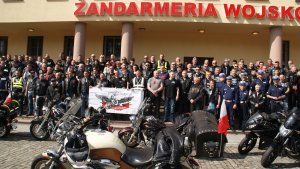 zbiórka motocyklistów przed siedzibą Żandarmerii Wojskowej w Warszawie