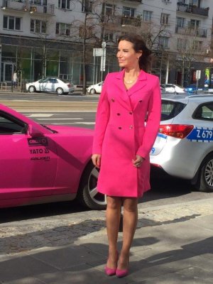 Karolina Pilarczyk na tle różowego samochodu