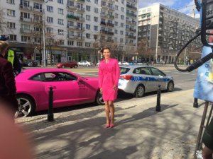 Karolina Pilarczyk na tle różowego samochodu inne ujęcie