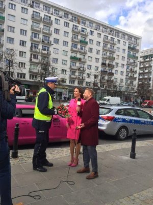Karolina Pilarczyk w towarzystwie policjanta i dziennikarza TVN na ulicach Warszawy
